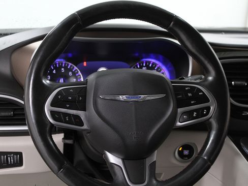 Used 2018 Chrysler Pacifica Touring-L Plus w/ Advanced Safetytec Group image 7