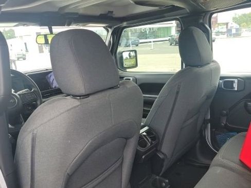 Used 2024 Jeep Gladiator Sport AWD/4WD image 10
