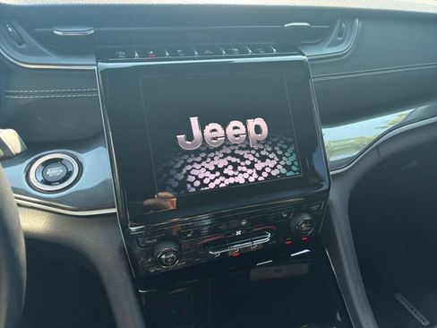 Used 2022 Jeep Grand Cherokee Altitude AWD/4WD image 12