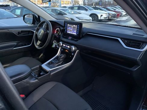 Used 2021 Toyota RAV4 LE image 11