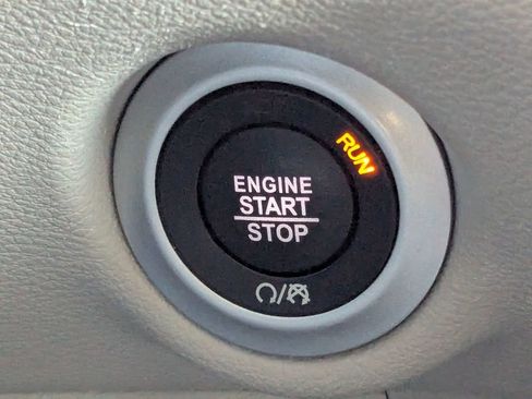 Used 2024 Chrysler Pacifica Touring-L image 19