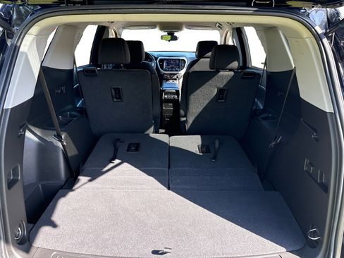 Used 2023 GMC Acadia SLE image 11