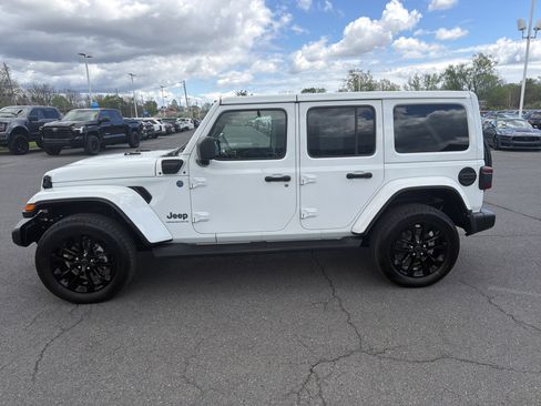 Used 2025 Jeep Wrangler Sahara AWD/4WD image 7