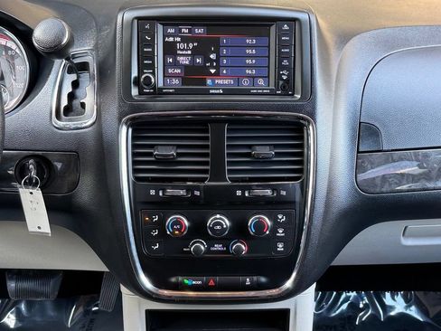 Used 2018 Dodge Grand Caravan SE w/ UConnect Hands-Free Group FWD image 23