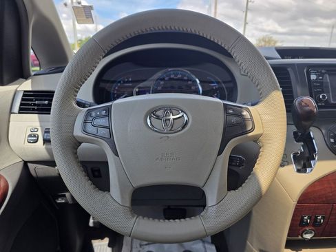 Used 2014 Toyota Sienna Limited image 10