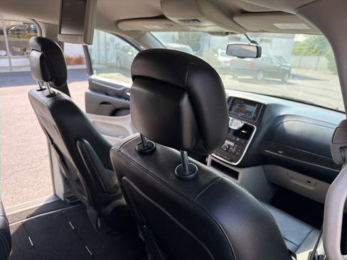 Used 2016 Chrysler Town & Country Touring w/ Driver Convenience Group FWD image 26