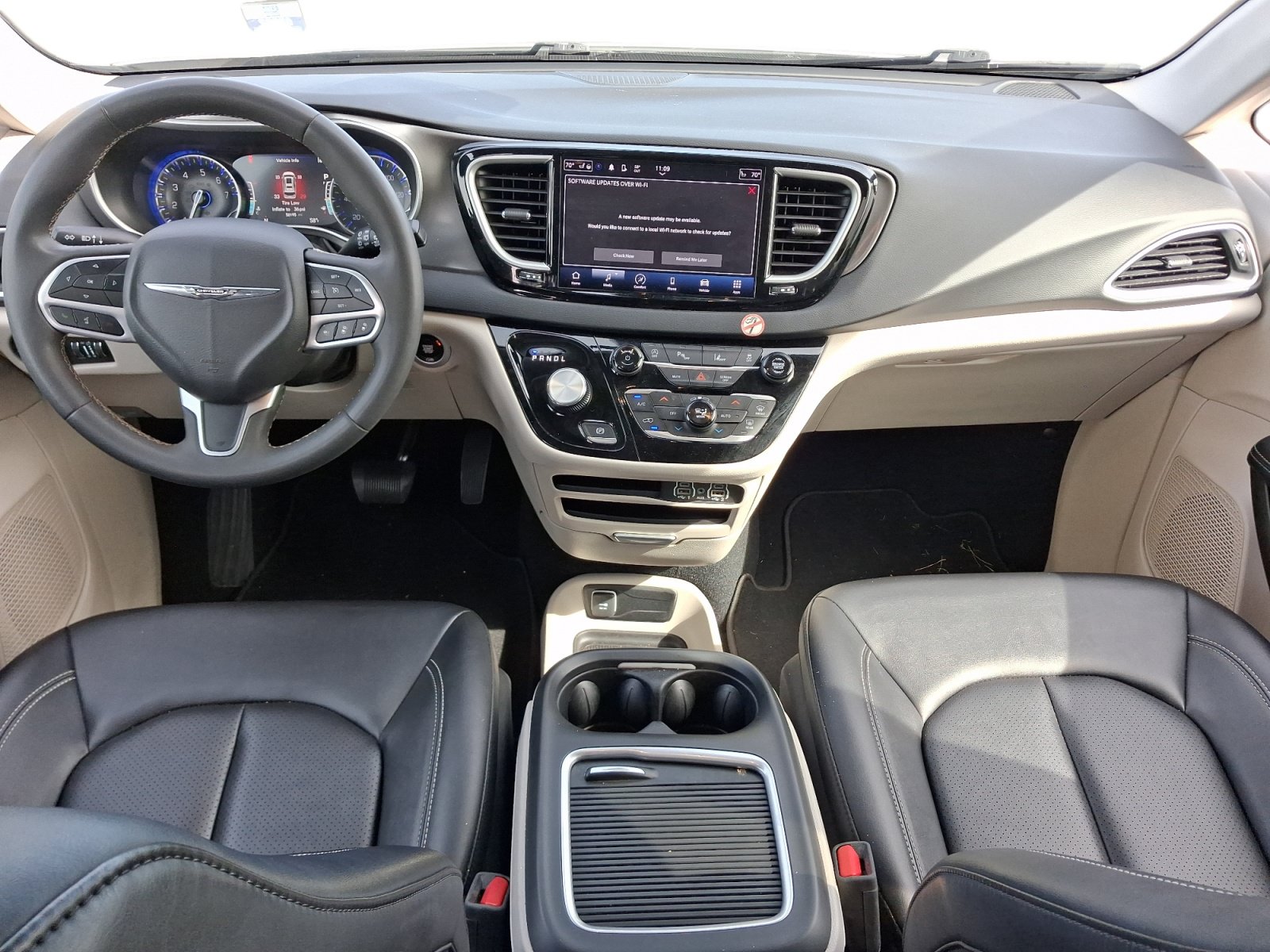 Used 2024 Chrysler Pacifica Touring-L FWD image 11