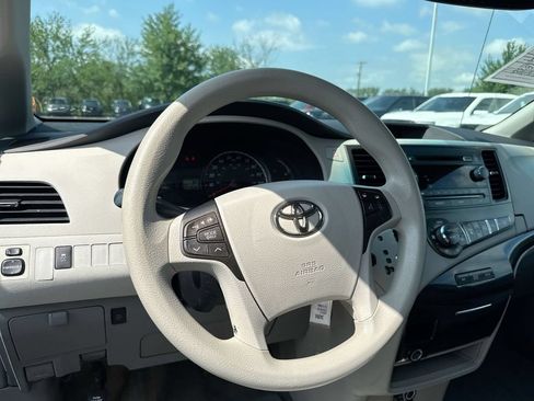 Used 2013 Toyota Sienna LE w/ Towing Pkg FWD image 11