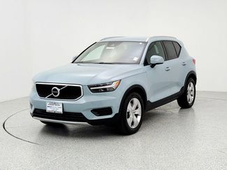 Used 2019 Volvo XC40 T4 Momentum image 1