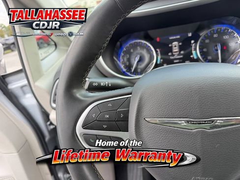 Used 2023 Chrysler Pacifica Touring-L FWD image 18