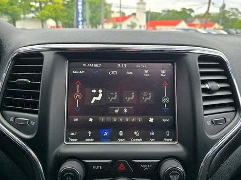 Used 2018 Jeep Grand Cherokee Laredo AWD/4WD image 19