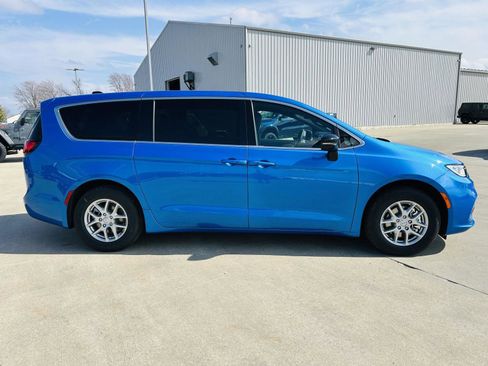 New 2026 Chrysler Pacifica Select FWD image 40