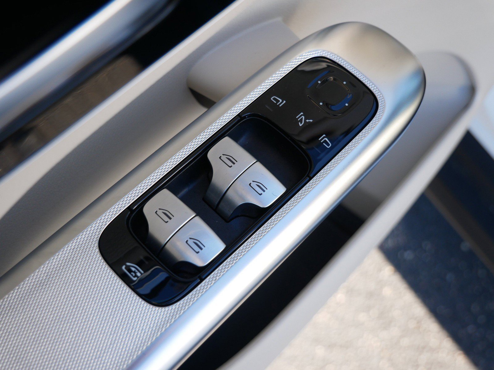 Used 2025 Mercedes-Benz GLC 300 4MATIC image 15