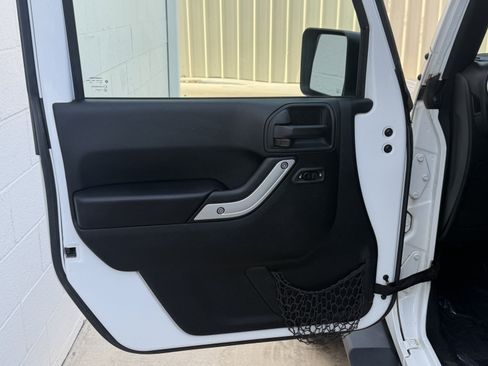 Used 2017 Jeep Wrangler Unlimited Sahara w/ Connectivity Group AWD/4WD image 20