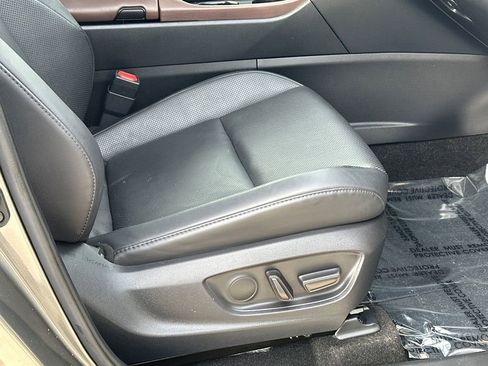 Used 2023 Toyota Crown Limited image 11