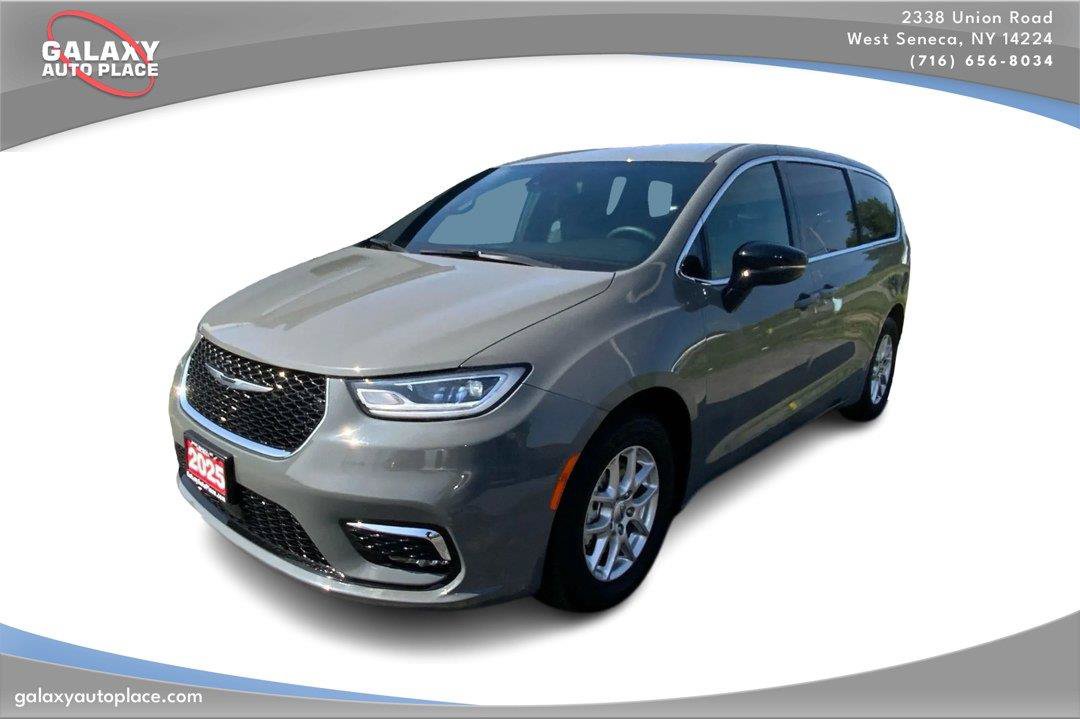 Used 2025 Chrysler Pacifica Select FWD image 1