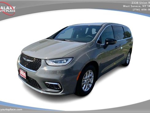 Used 2025 Chrysler Pacifica Select FWD image 1