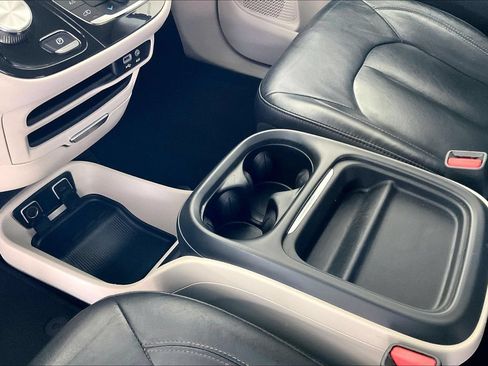Used 2017 Chrysler Pacifica Touring-L FWD image 17