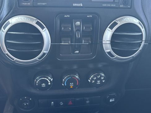 Used 2014 Jeep Wrangler Unlimited Sahara w/ Connectivity Group AWD/4WD image 13