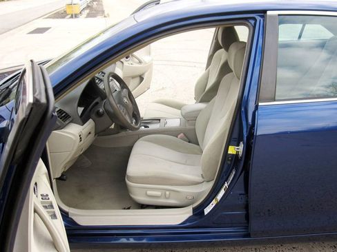 Used 2011 Toyota Camry LE image 16