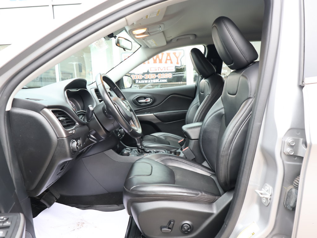 Used 2020 Jeep Cherokee Latitude Plus w/ Cold Weather Group AWD/4WD image 12