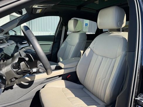 Used 2023 Audi e-tron Prestige w/ Prestige Package image 7
