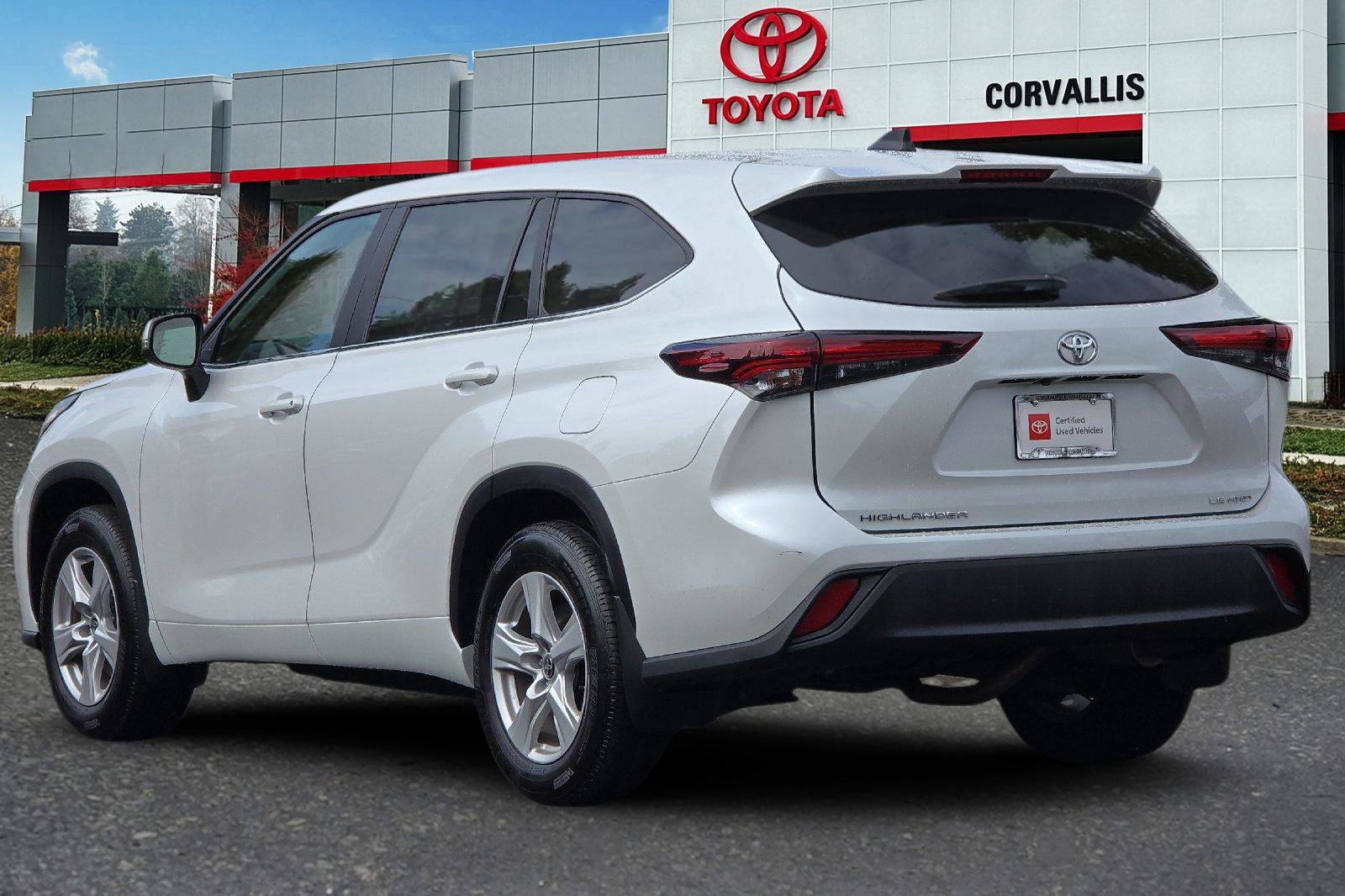 Used 2025 Toyota Highlander LE AWD/4WD image 6