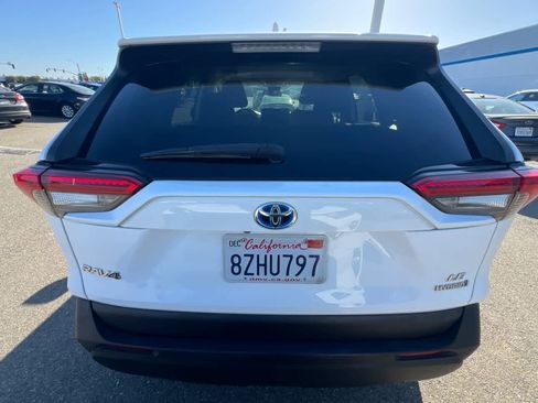 Used 2021 Toyota RAV4 LE AWD/4WD image 5