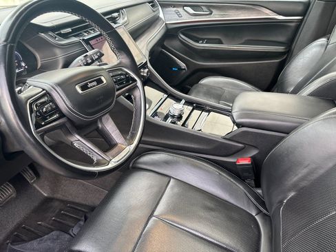 Used 2022 Jeep Grand Cherokee Overland w/ Luxury Tech Group IV AWD/4WD image 11