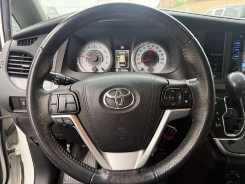 Used 2017 Toyota Sienna SE FWD image 22