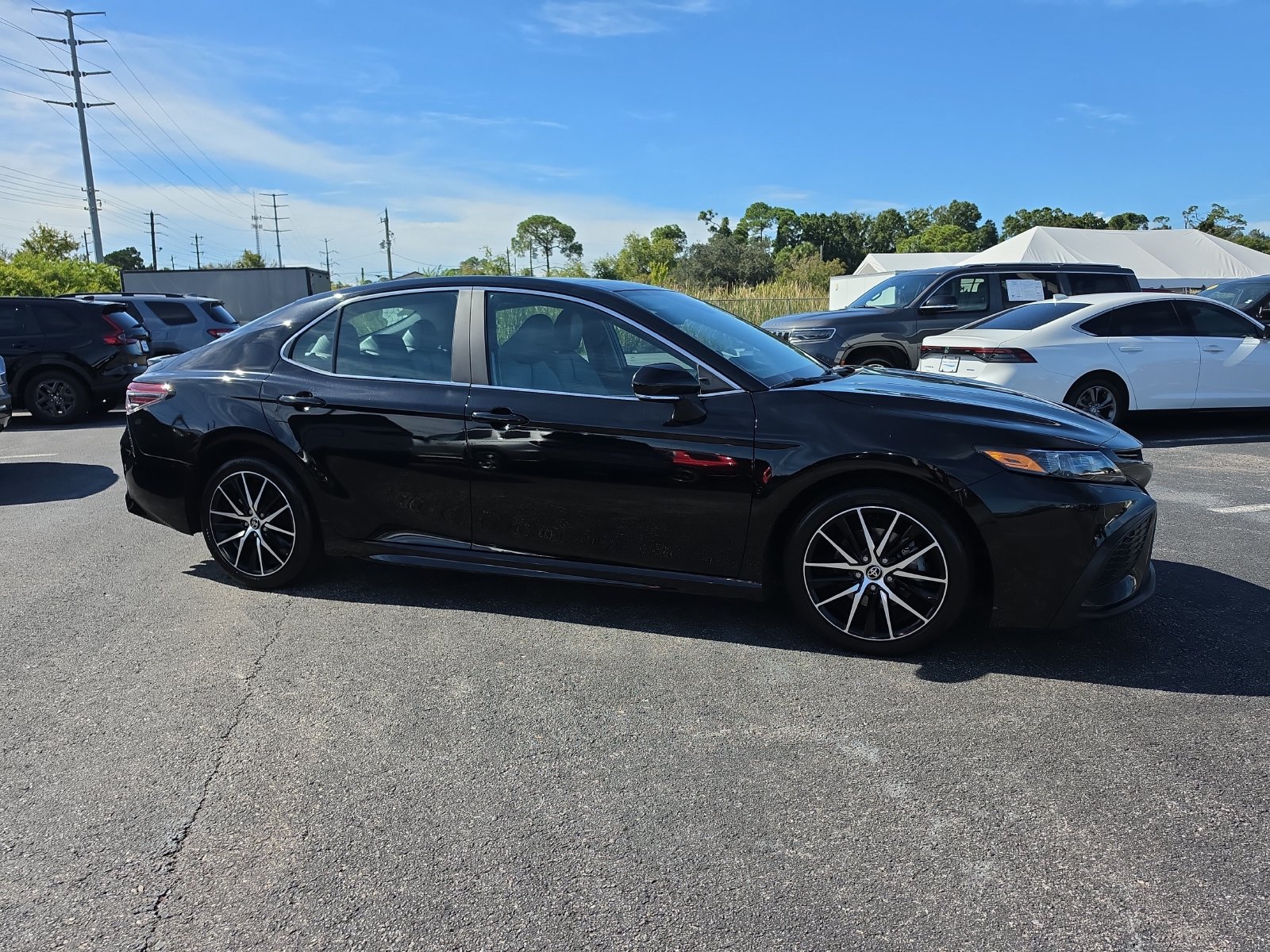Used 2021 Toyota Camry SE FWD image 2