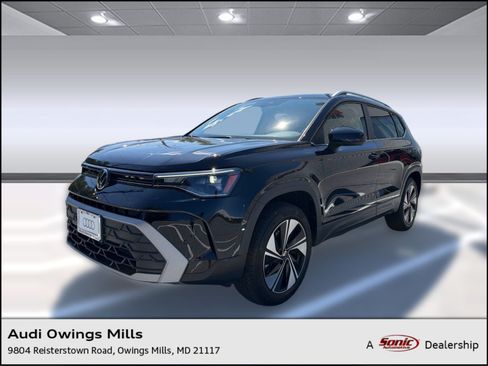 Used 2025 Volkswagen Taos SE AWD/4WD image 1
