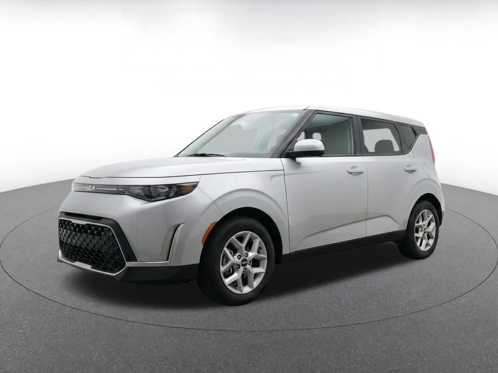 Used 2025 Kia Soul LX w/ LX Technology Package FWD image 3