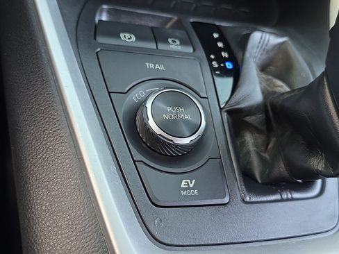 Used 2020 Toyota RAV4 LE image 22