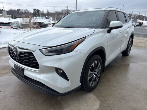 Used 2023 Toyota Highlander XLE image 3