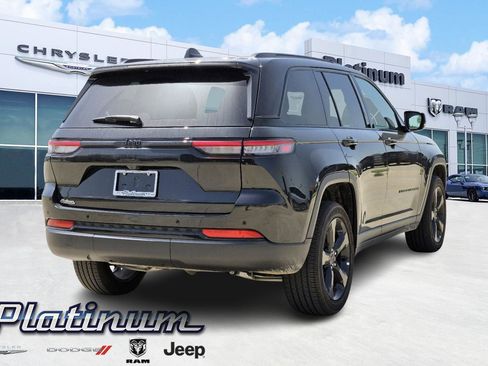 New 2024 Jeep Grand Cherokee Altitude image 4