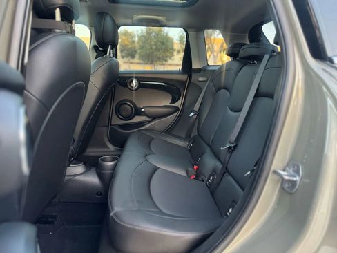 Used 2019 MINI Cooper 4-Door Hardtop w/ Signature Upholstery Package image 11