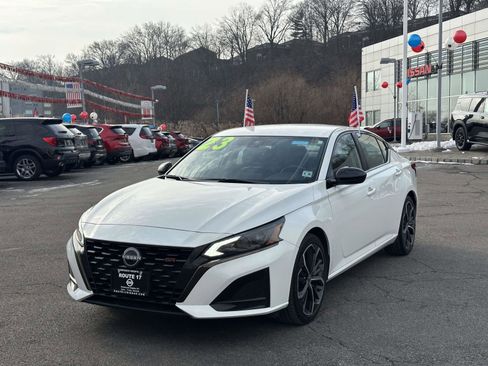 Used 2023 Nissan Altima 2.5 SR image 2