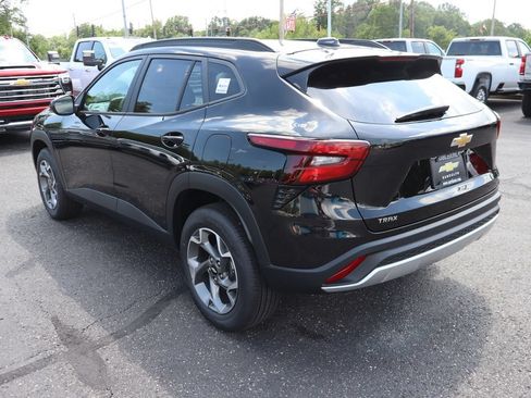 New 2026 Chevrolet Trax LT w/ LT Convenience Package FWD image 3