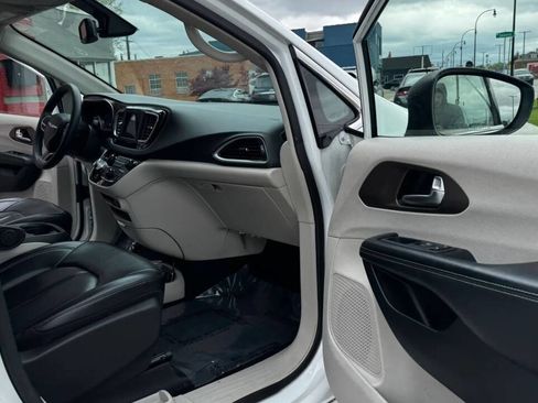 Used 2020 Chrysler Voyager Lxi FWD image 16