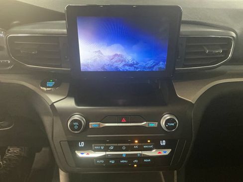 Used 2020 Ford Explorer XLT w/ Equipment Group 202A AWD/4WD image 19