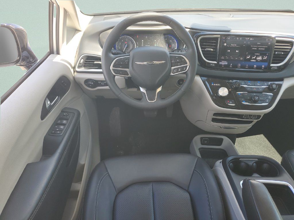 Used 2024 Chrysler Pacifica Touring-L FWD image 12