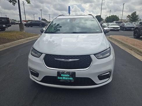 Used 2023 Chrysler Pacifica Limited FWD image 2