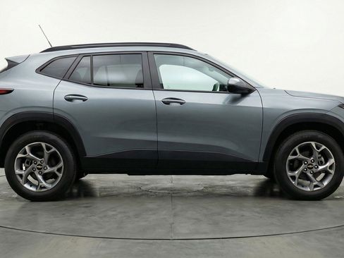 Used 2025 Chevrolet Trax LT image 11