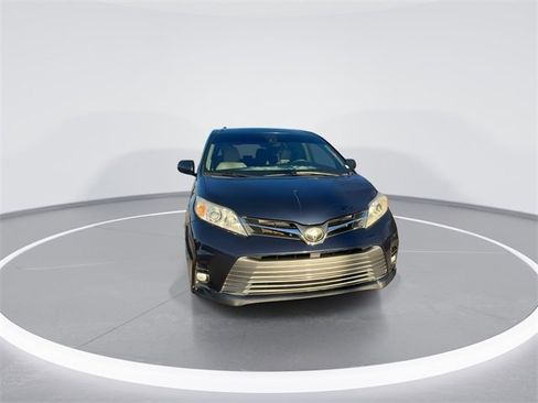 Used 2019 Toyota Sienna XLE image 3