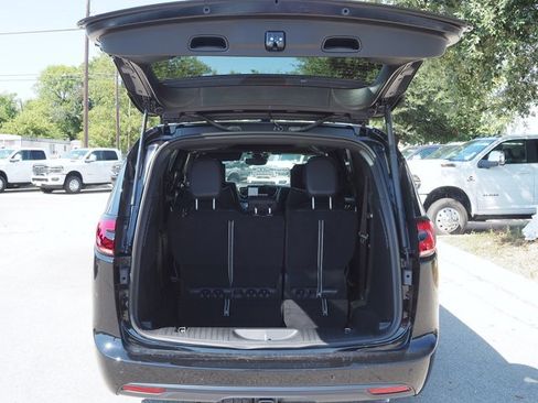 New 2026 Chrysler Pacifica Limited w/ Uconnect Theater Family Group image 9