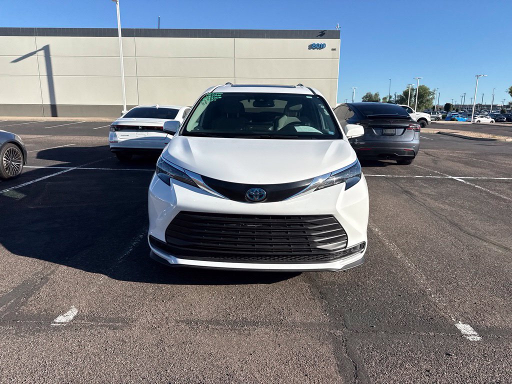 Used 2025 Toyota Sienna LE w/ LE Plus Package FWD image 2