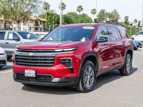 Used 2025 Chevrolet Traverse LT FWD image 4