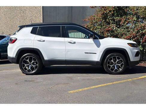 Used 2025 Jeep Compass Limited AWD/4WD image 3
