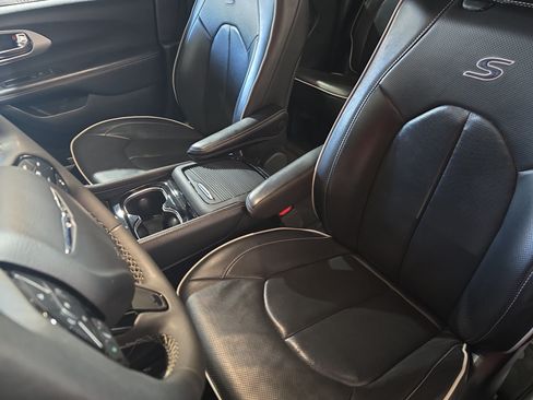 Used 2025 Chrysler Pacifica Limited FWD image 13